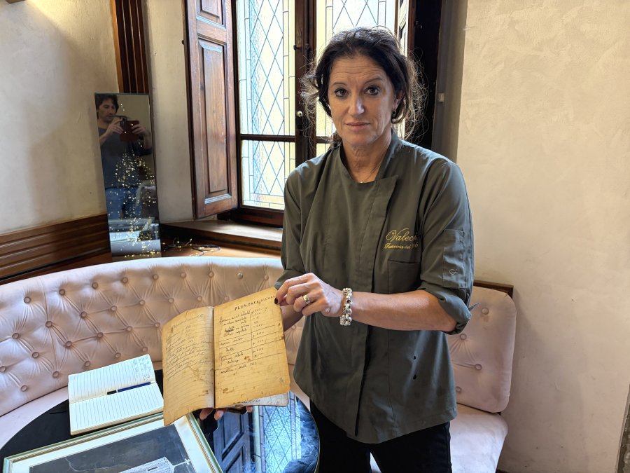 Benedetta Valecchi con un vecchio ricettario di famiglia