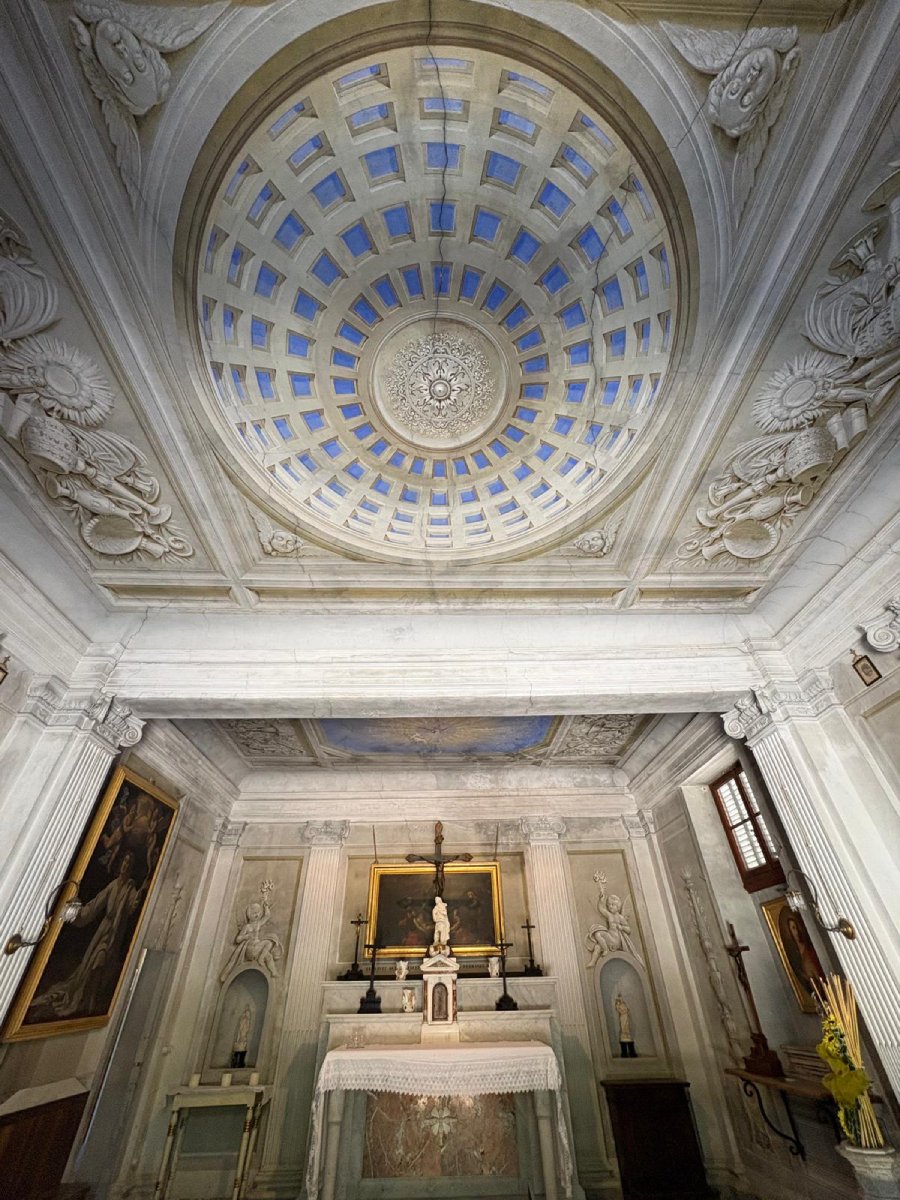 L'interno della cappella della Villa di Corte. Da questa decorazione di Galileo Chini è stato tratto il logo della bottiglia